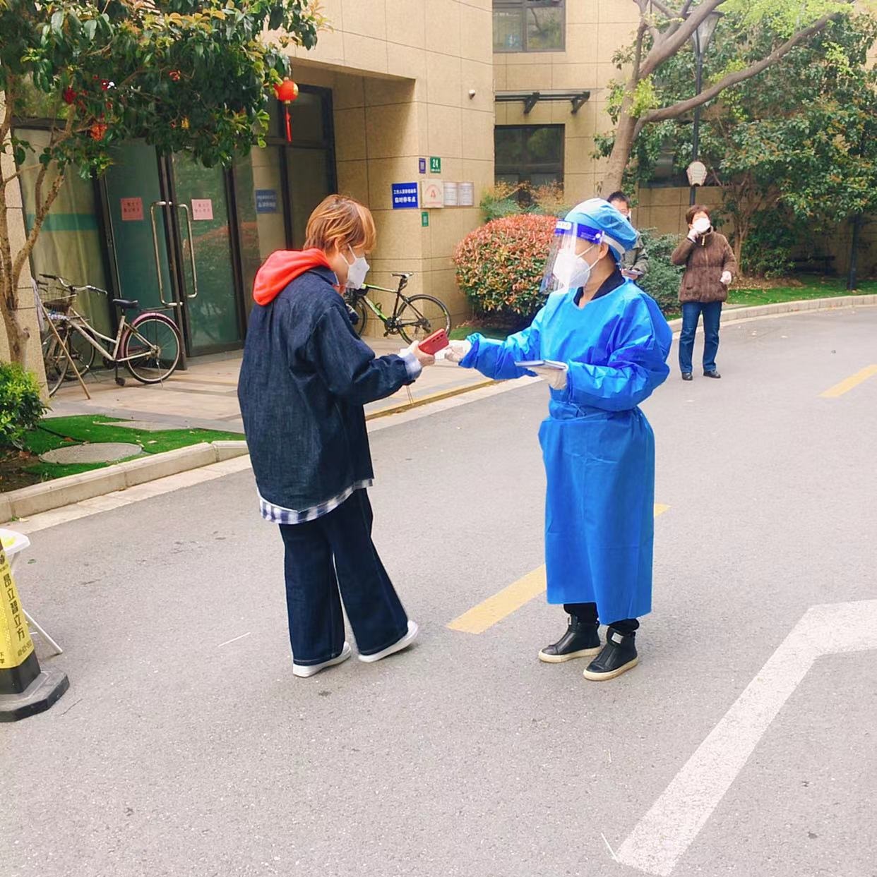 物業(yè)公司施向榮配合社區(qū)開展核酸檢測信息登記