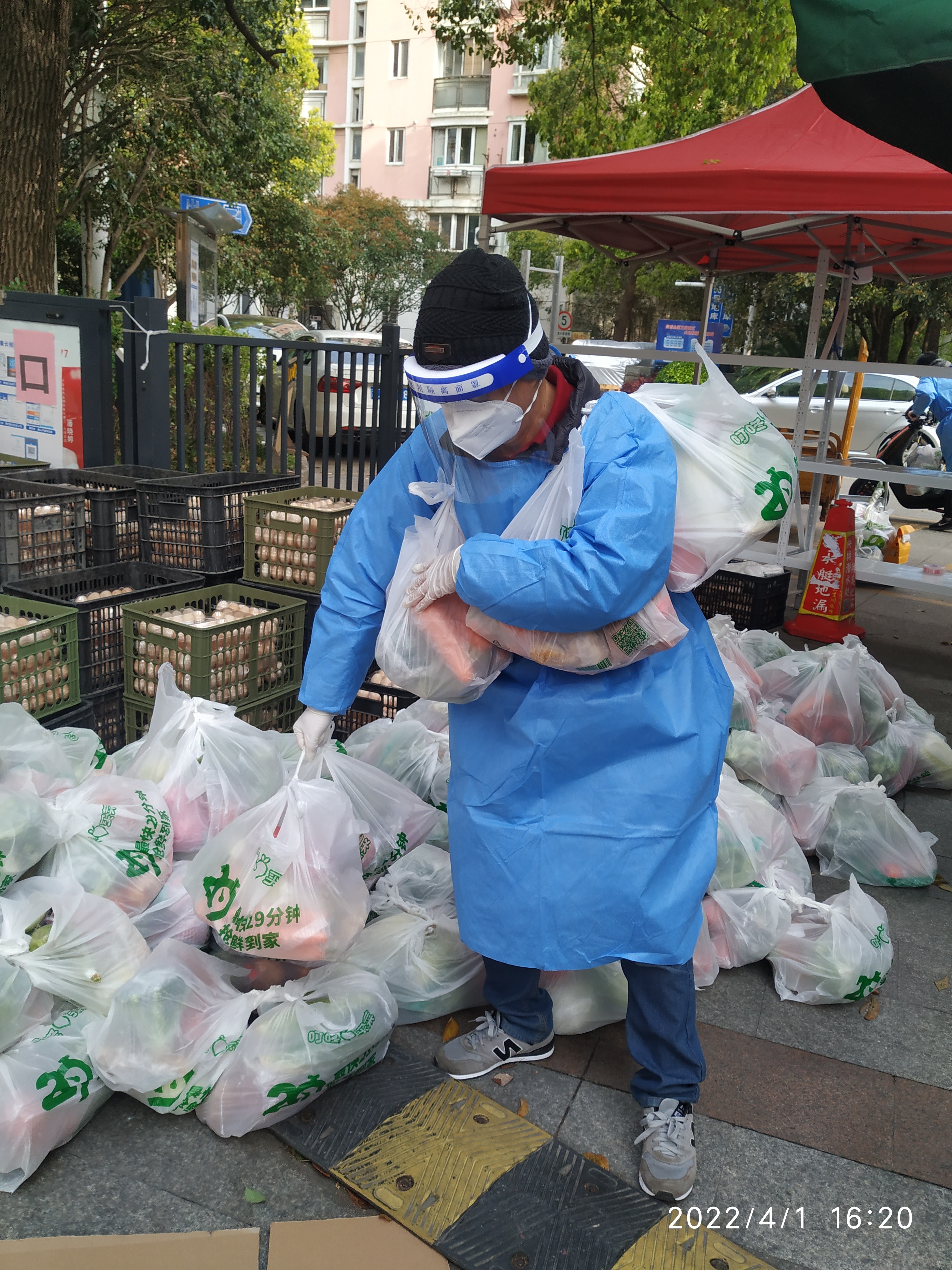 物業(yè)公司凌峰在社區(qū)分發(fā)物資