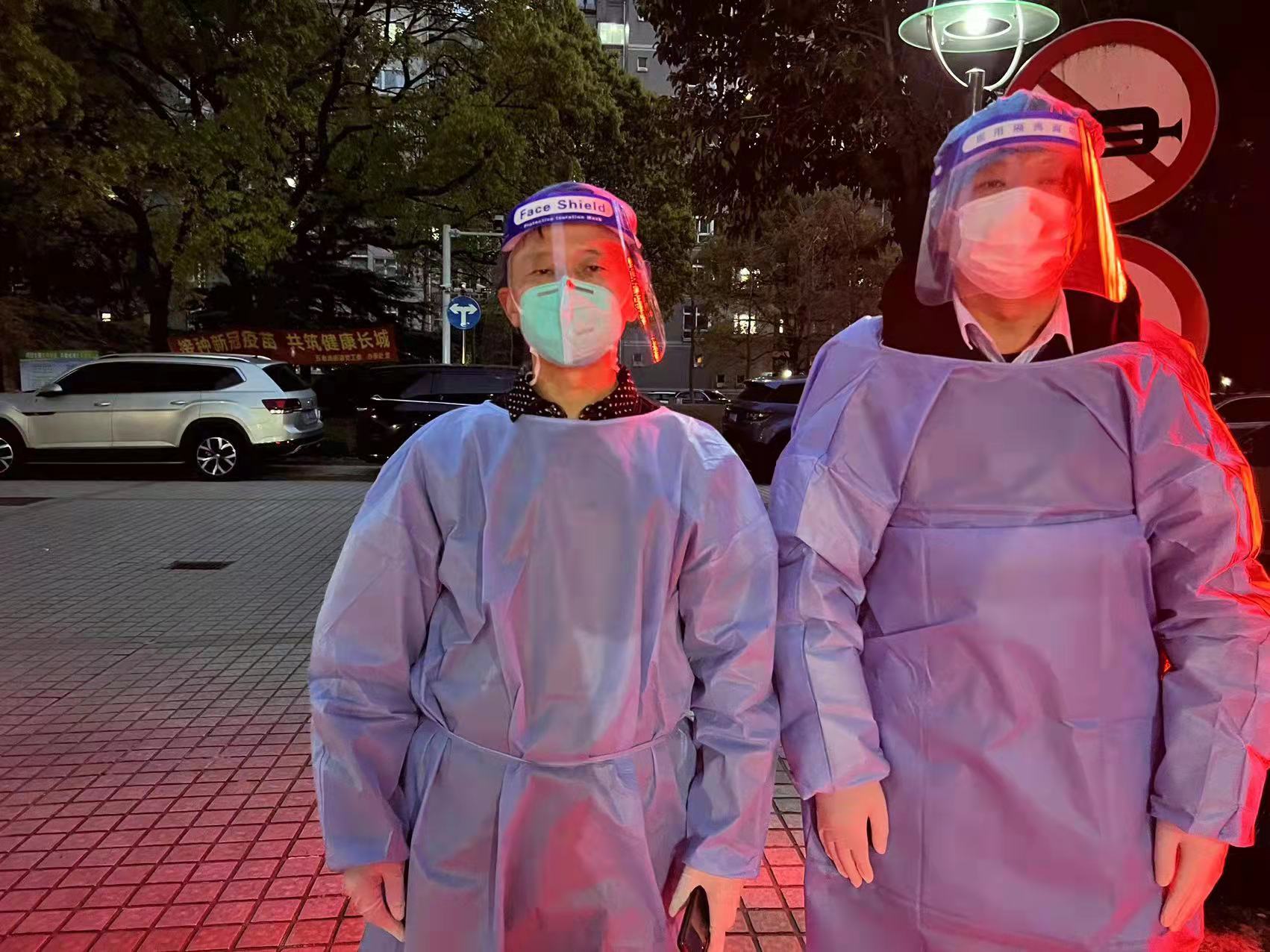 本部劉化景在小區巡邏，勸返下樓人員；遞送外面來的生活必需品急件到每家門洞，按鈴請業主下樓來取。