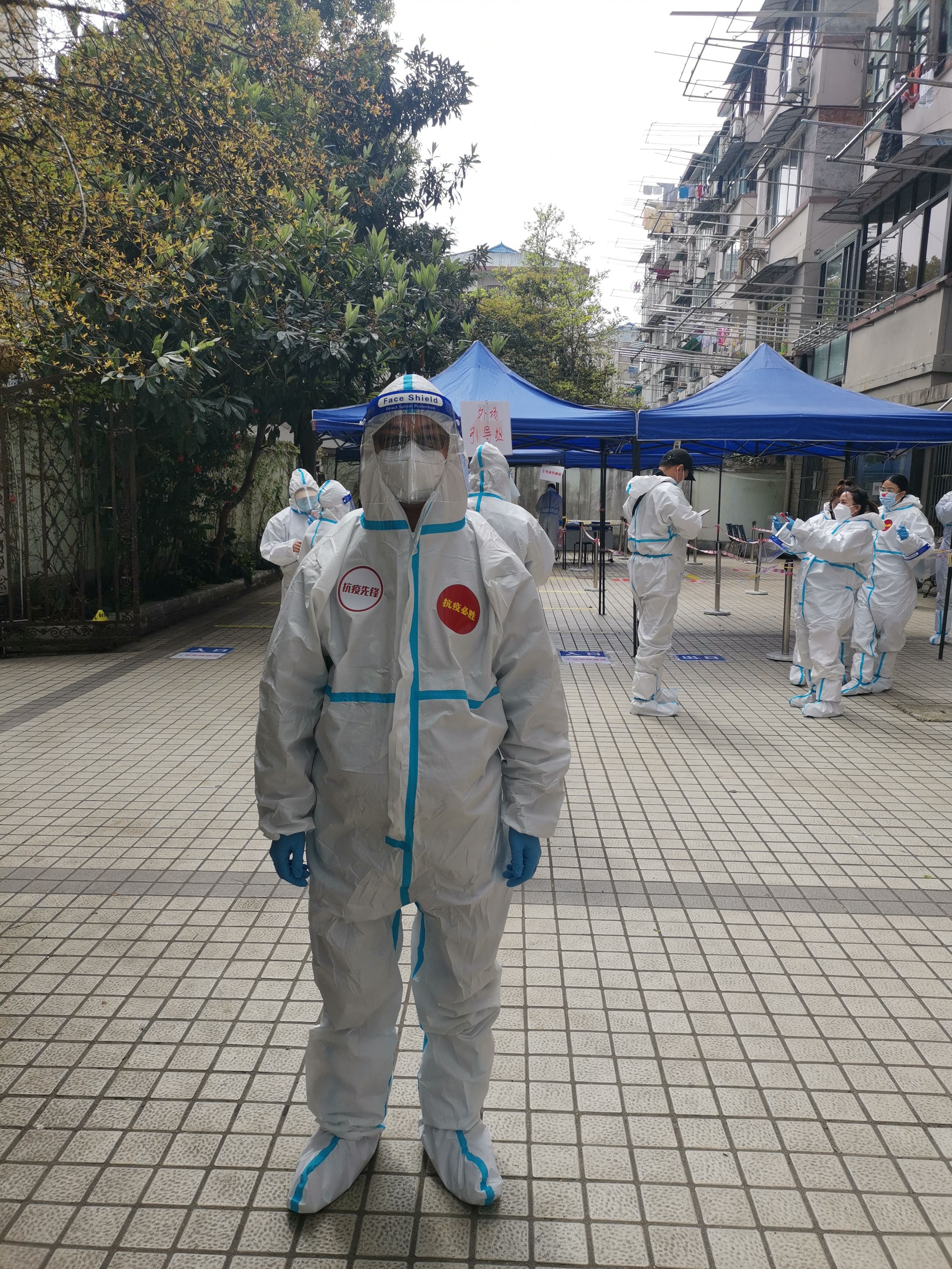 陳小華引導居民排隊做核酸，維持秩序